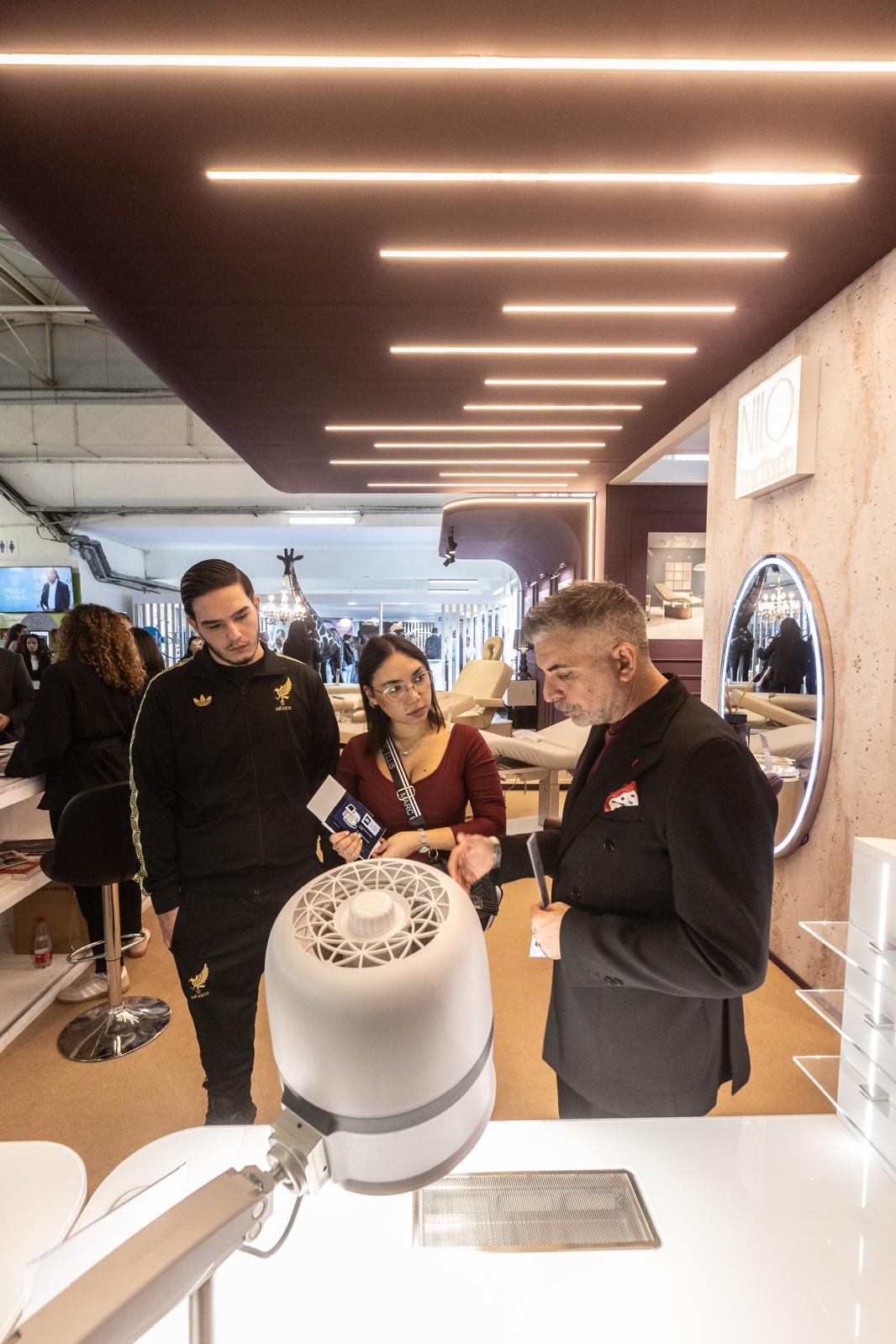 Consulenza sulla tecnologia professionale presso lo stand Wellness World
