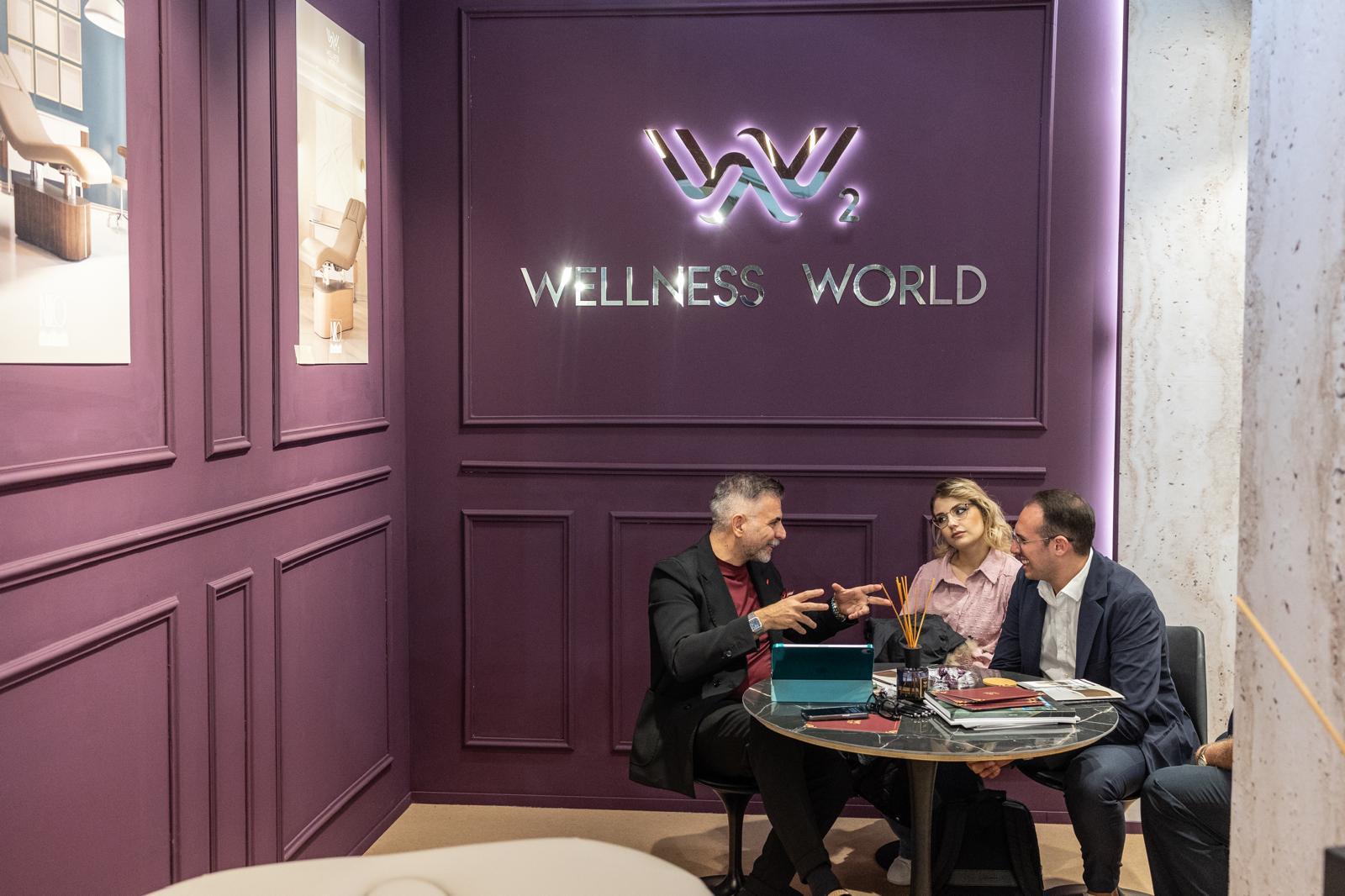 Consulenza del team Wellness World nel proprio spazio espositivo